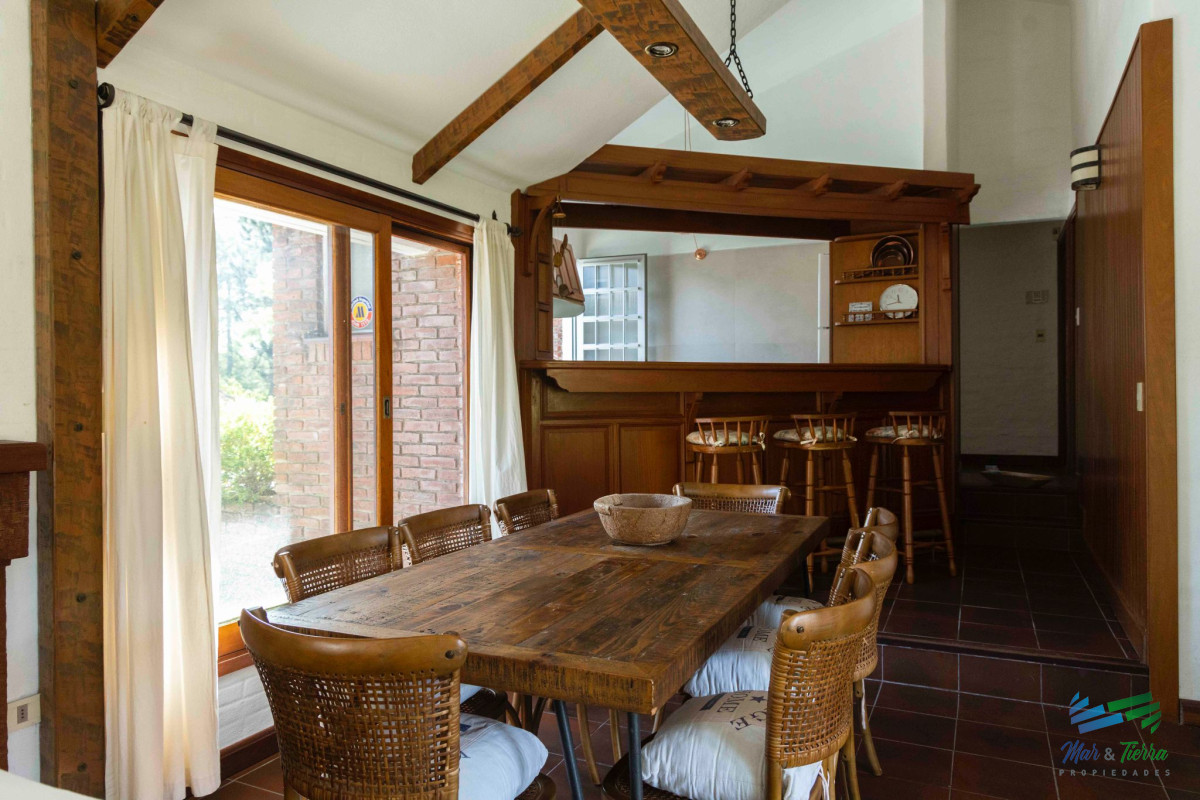 Casa ID.5221 - Casa en venta 4 dormitorios con piscina climatizada, Pinares, Punta del Este