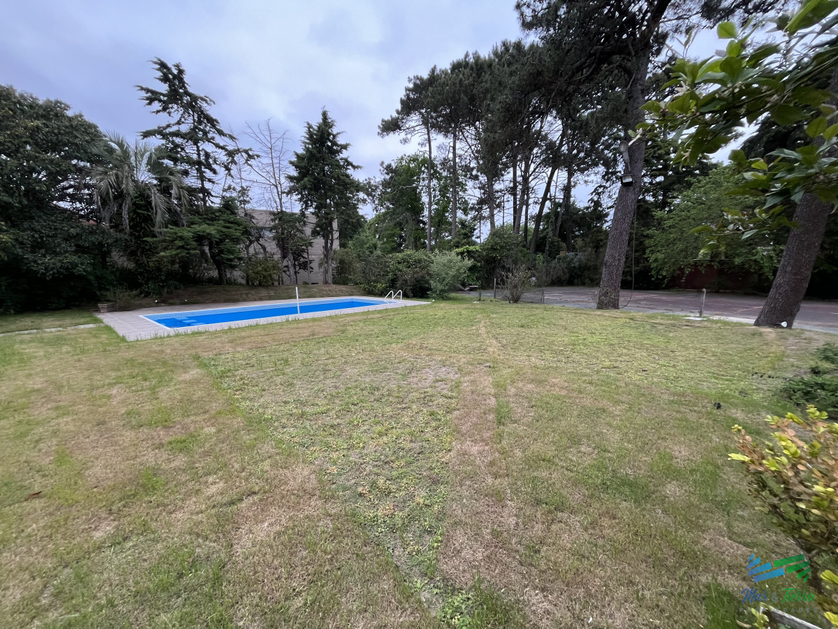 Casa ID.5231 - En venta casa 5 dormitorios y piscina, Cantegril, Punta del Este.
