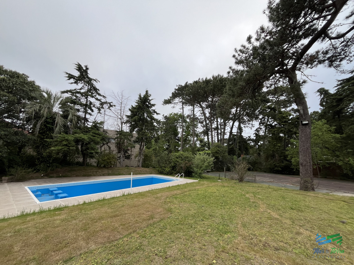 Casa ID.5231 - En venta casa 5 dormitorios y piscina, Cantegril, Punta del Este.