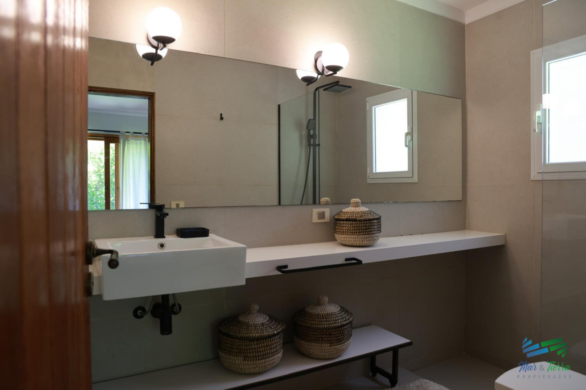 Casa ID.5221 - Casa en venta 4 dormitorios con piscina climatizada, Pinares, Punta del Este