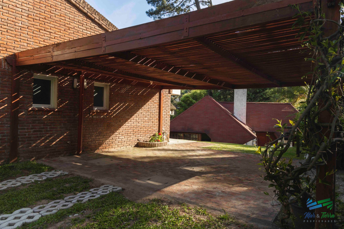 Casa ID.5221 - Casa en venta 4 dormitorios con piscina climatizada, Pinares, Punta del Este