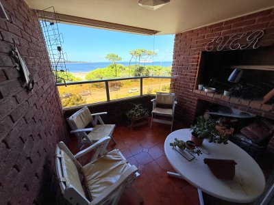 Apartamento con parrillero de 4 dormitorios frente al mar - Playa Mansa. - Ref : EQP7344