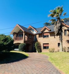 Casa en Venta a pasos del mar, 8 dormitorios, Playa Mansa, Punta Del Este  - Ref : EQP4518