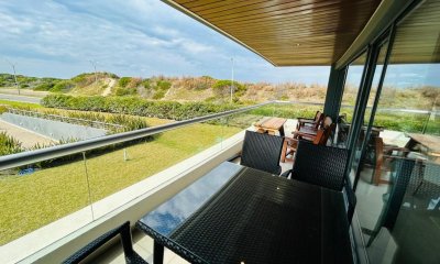 Apartamento en venta Playa Brava 3 dormitorios + servicio, Punta del Este.