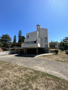 Casa de 3 dormitorios en venta en Pinares, Punta del Este.