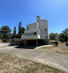 Casa de 3 dormitorios en venta en Pinares, Punta del Este.