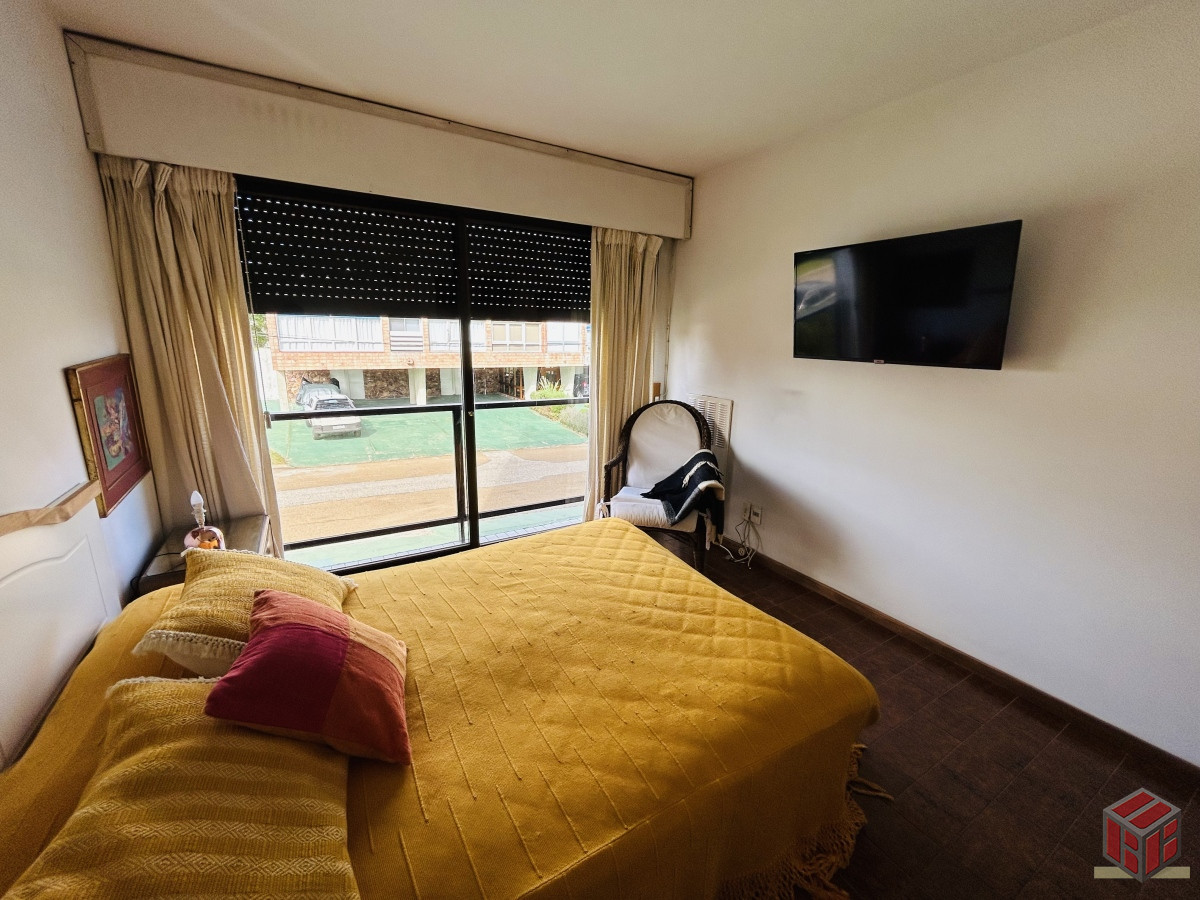 Apartamento ID.8933 - Apartamento en Venta y Alquiler Playa Mansa 3 dormitorios