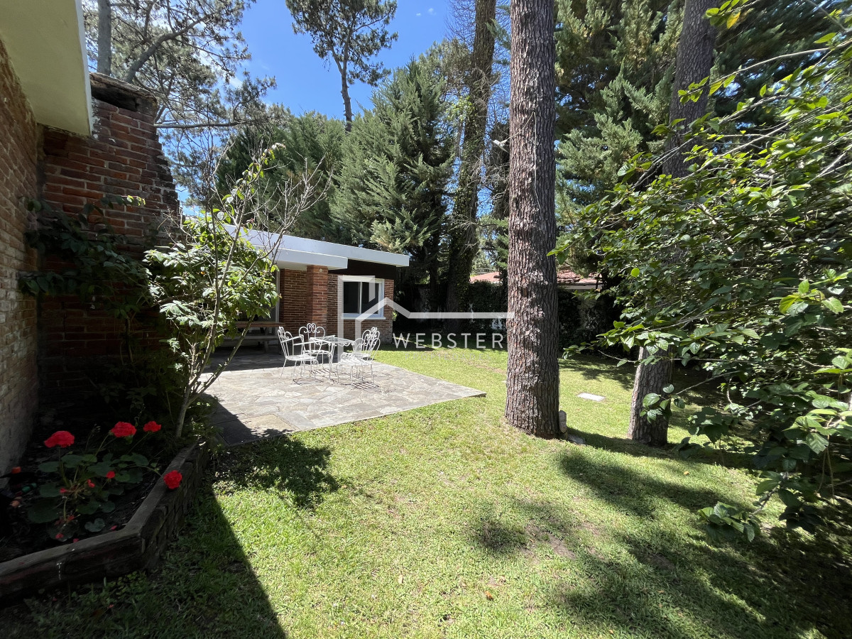 Casa ID.1808 - Casa en Playa Mansa, 5 dormitorios y 4 baños.