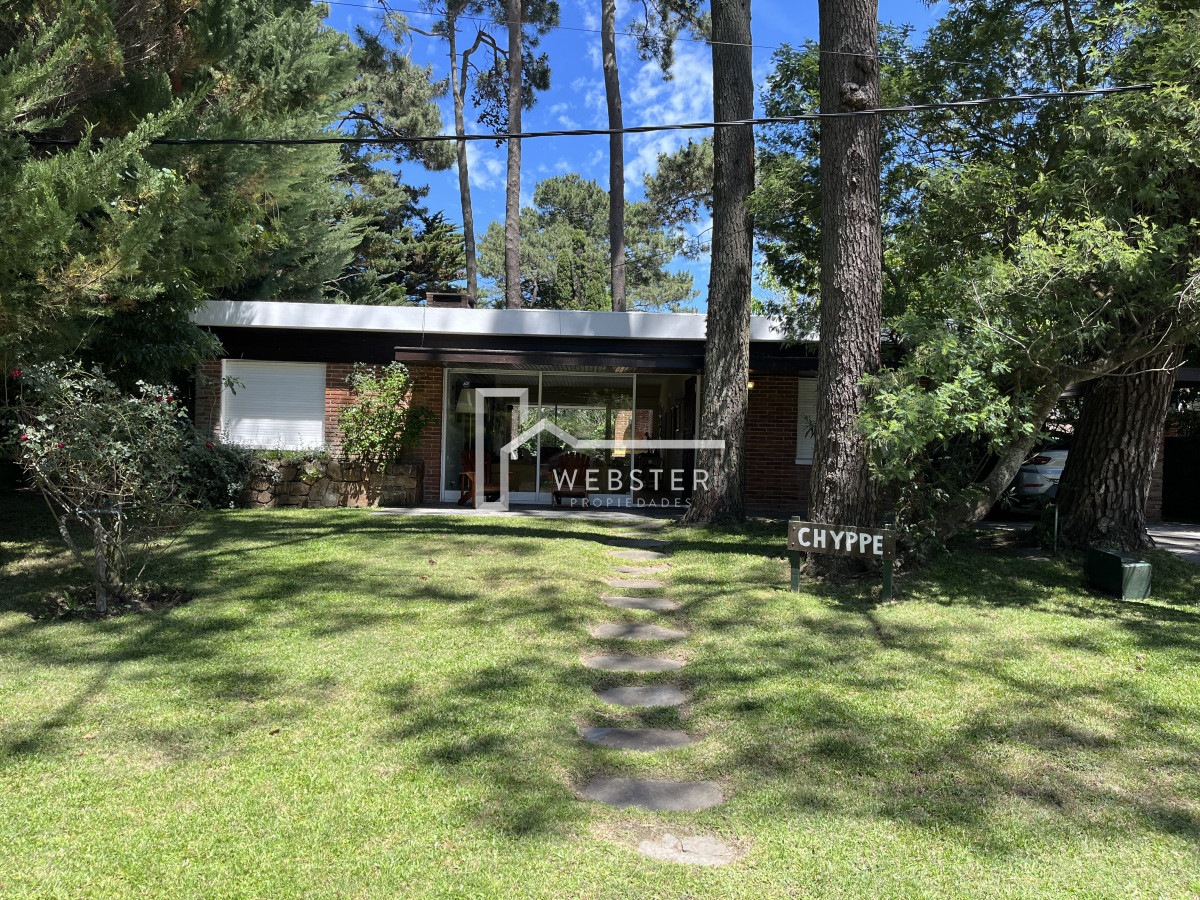 Casa ID.1808 - Casa en Playa Mansa, 5 dormitorios y 4 baños.