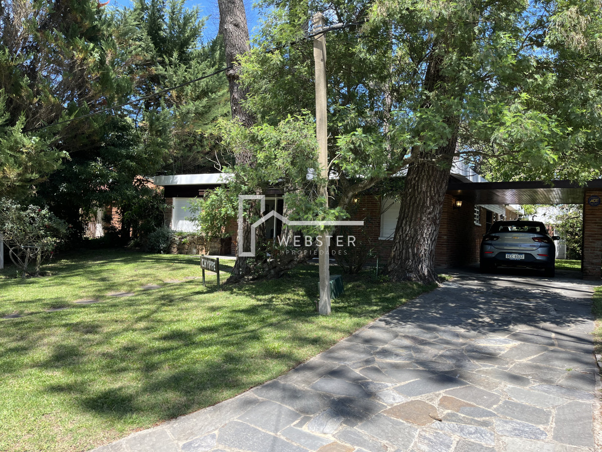 Casa ID.1808 - Casa en Playa Mansa, 5 dormitorios y 4 baños.