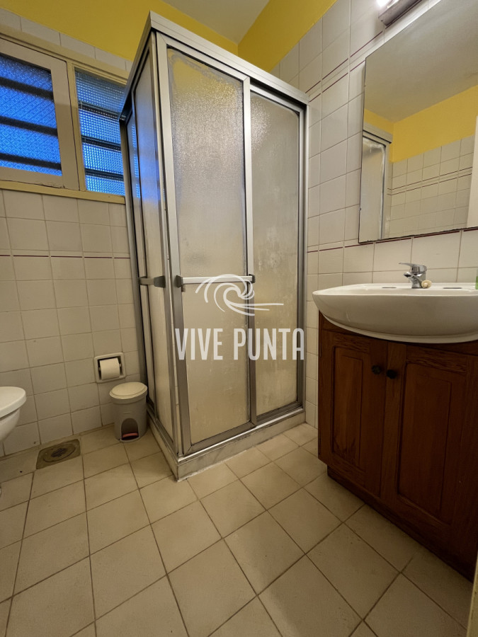 Casa ID.854 - Casa en Playa Mansa, 5 dormitorios y 4 baños.