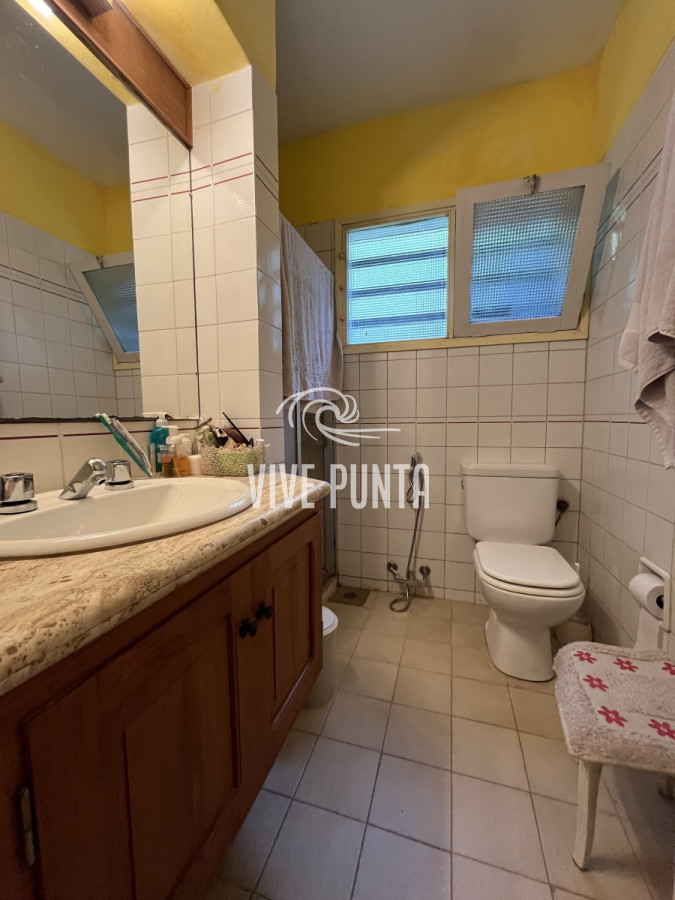 Casa ID.854 - Casa en Playa Mansa, 5 dormitorios y 4 baños.