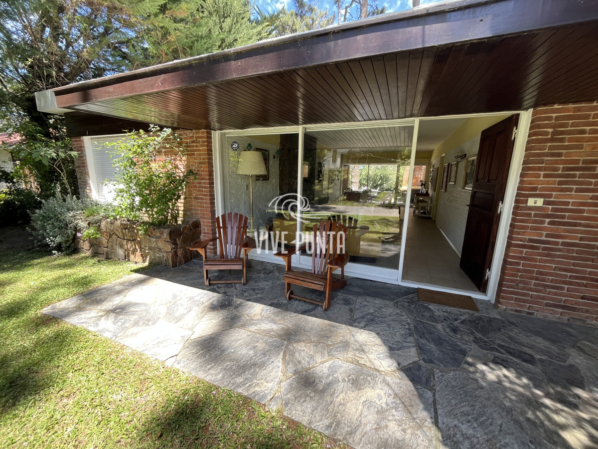 Casa ID.854 - Casa en Playa Mansa, 5 dormitorios y 4 baños.