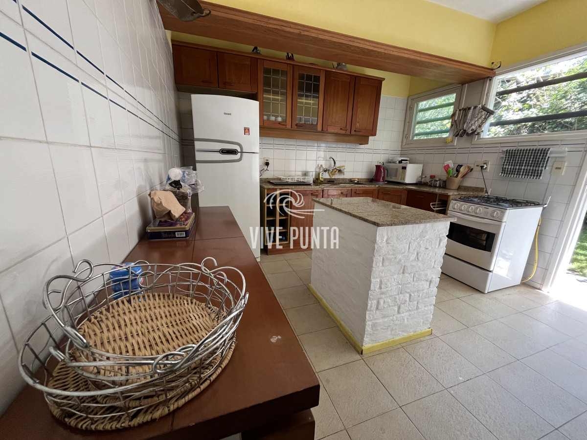 Casa ID.854 - Casa en Playa Mansa, 5 dormitorios y 4 baños.