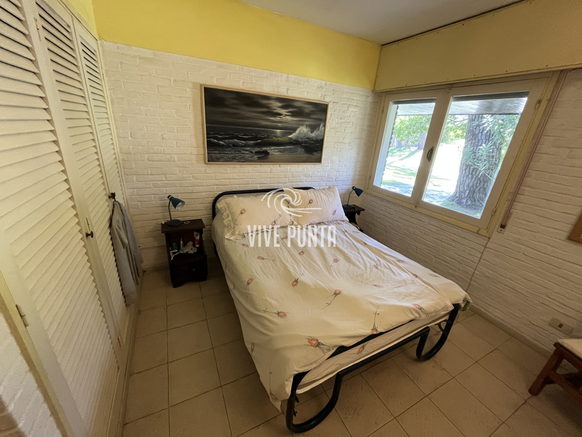 Casa ID.854 - Casa en Playa Mansa, 5 dormitorios y 4 baños.