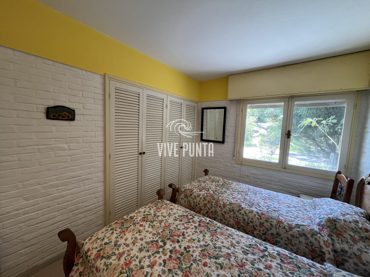 Casa ID.854 - Casa en Playa Mansa, 5 dormitorios y 4 baños.