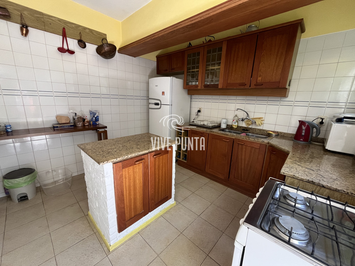 Casa ID.854 - Casa en Playa Mansa, 5 dormitorios y 4 baños.