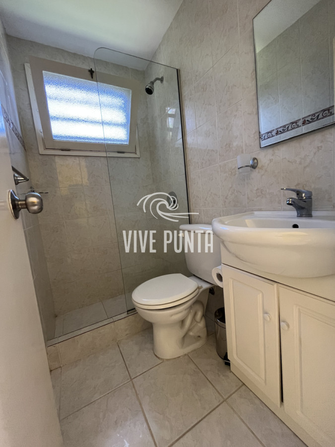 Casa ID.854 - Casa en Playa Mansa, 5 dormitorios y 4 baños.