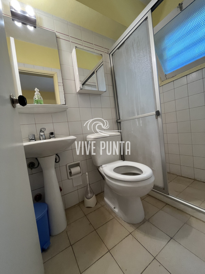 Casa ID.854 - Casa en Playa Mansa, 5 dormitorios y 4 baños.