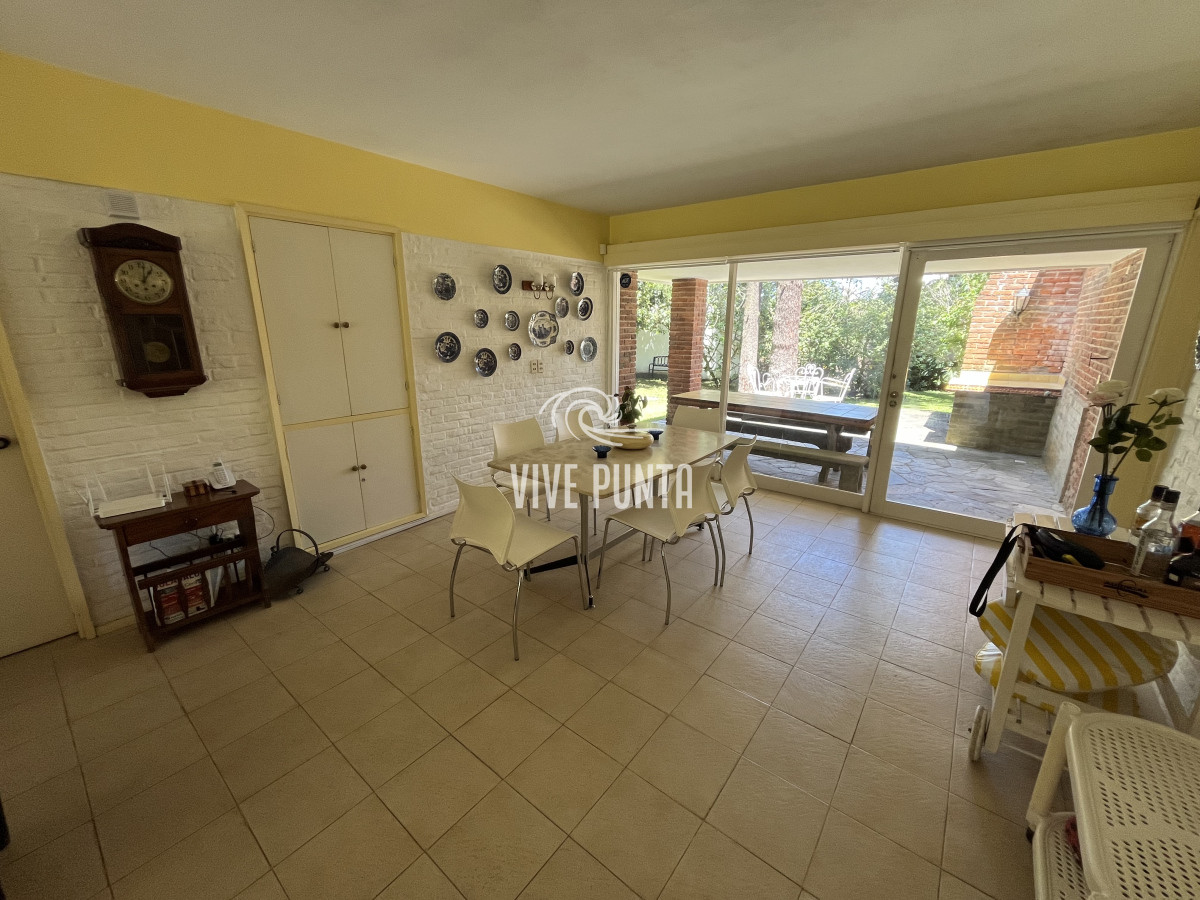 Casa ID.854 - Casa en Playa Mansa, 5 dormitorios y 4 baños.