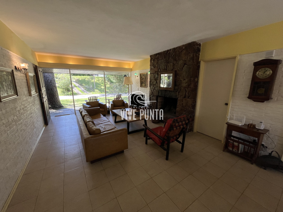 Casa ID.854 - Casa en Playa Mansa, 5 dormitorios y 4 baños.