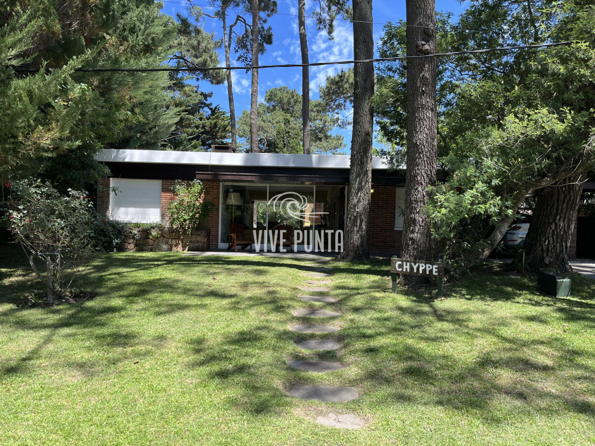 Casa ID.854 - Casa en Playa Mansa, 5 dormitorios y 4 baños.