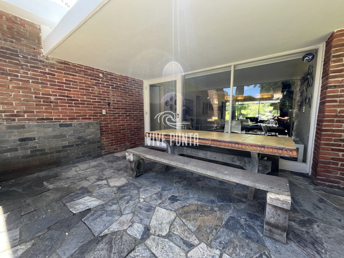 Casa ID.854 - Casa en Playa Mansa, 5 dormitorios y 4 baños.