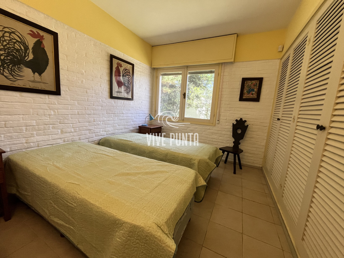 Casa ID.854 - Casa en Playa Mansa, 5 dormitorios y 4 baños.