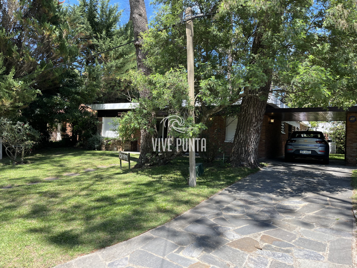 Casa ID.854 - Casa en Playa Mansa, 5 dormitorios y 4 baños.