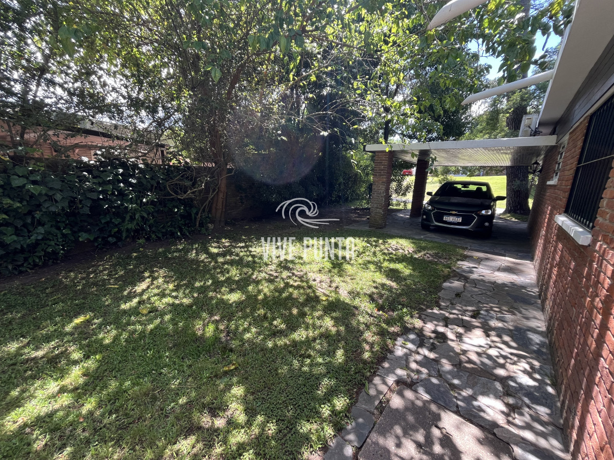 Casa ID.854 - Casa en Playa Mansa, 5 dormitorios y 4 baños.