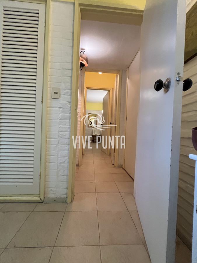 Casa ID.854 - Casa en Playa Mansa, 5 dormitorios y 4 baños.