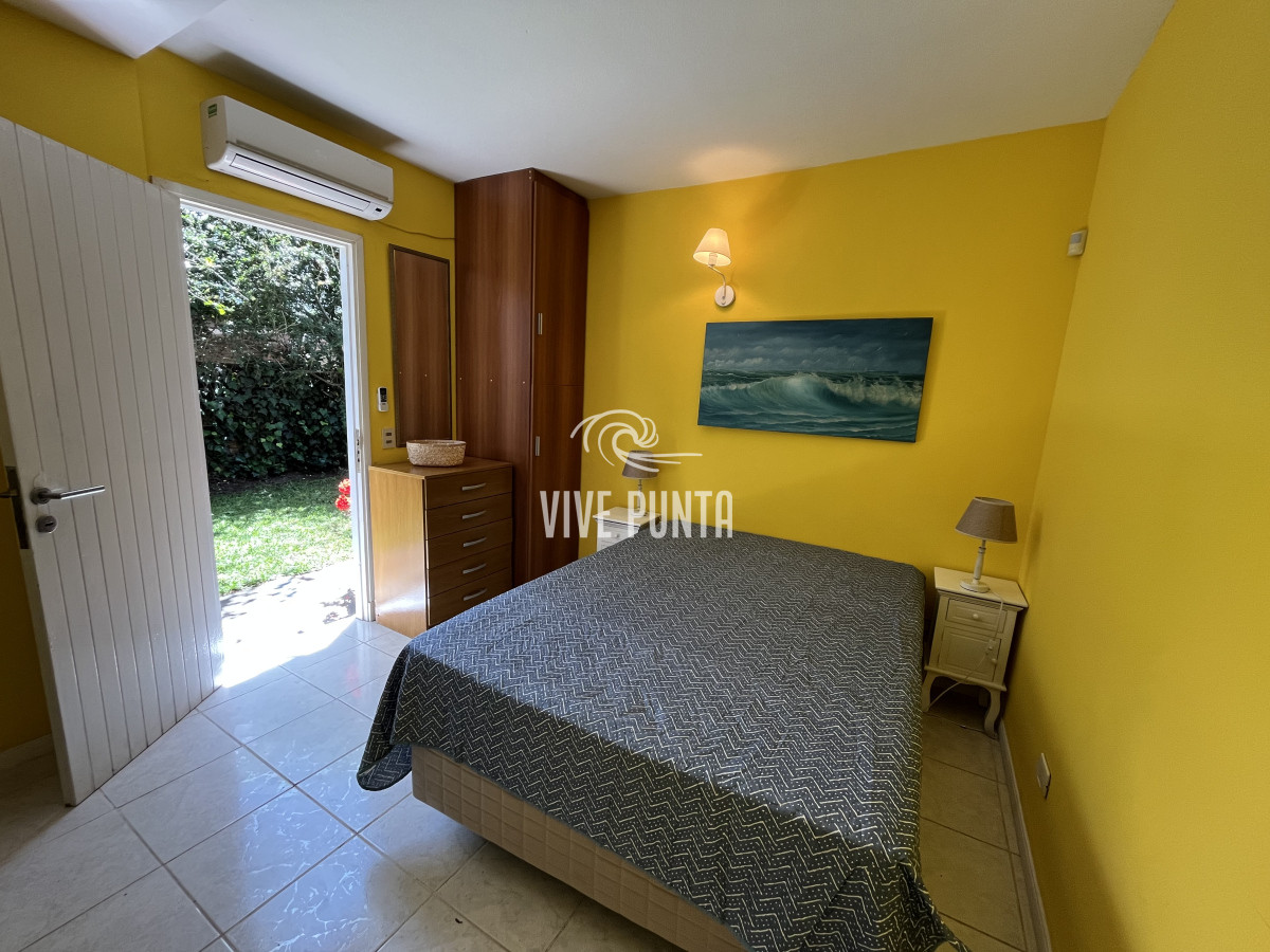 Casa ID.854 - Casa en Playa Mansa, 5 dormitorios y 4 baños.