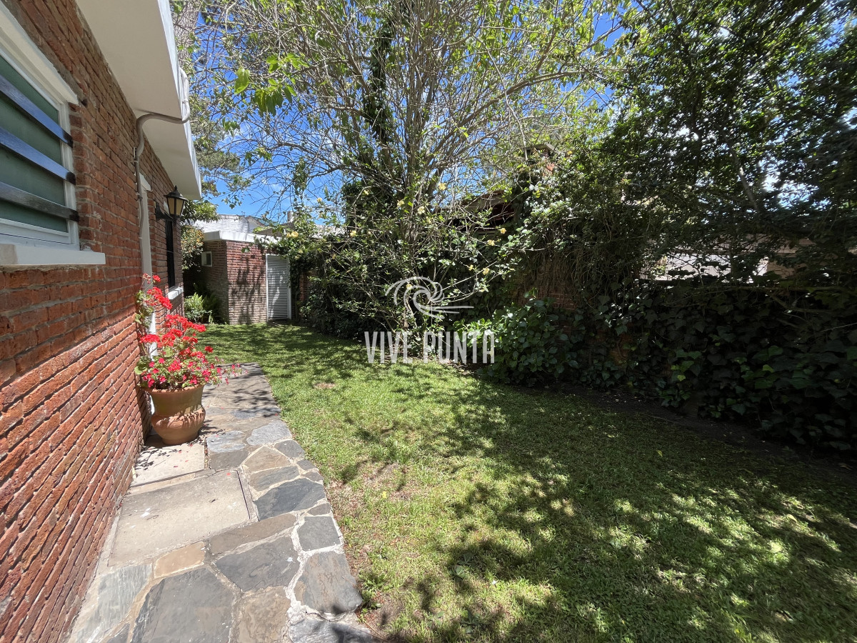 Casa ID.854 - Casa en Playa Mansa, 5 dormitorios y 4 baños.