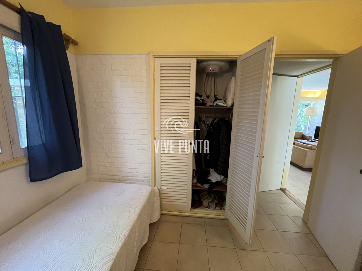 Casa ID.854 - Casa en Playa Mansa, 5 dormitorios y 4 baños.