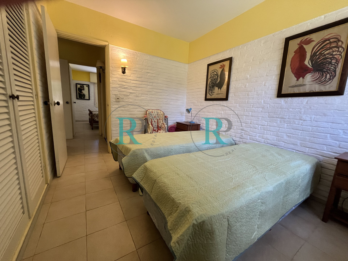 Casa ID.2183 - Casa en Playa Mansa, 5 dormitorios y 4 baños.