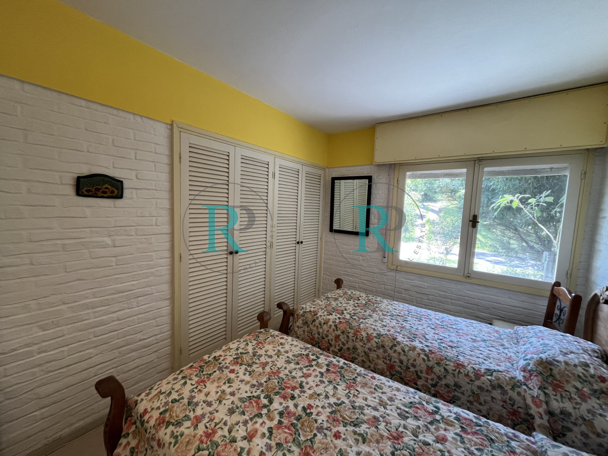 Casa ID.2183 - Casa en Playa Mansa, 5 dormitorios y 4 baños.