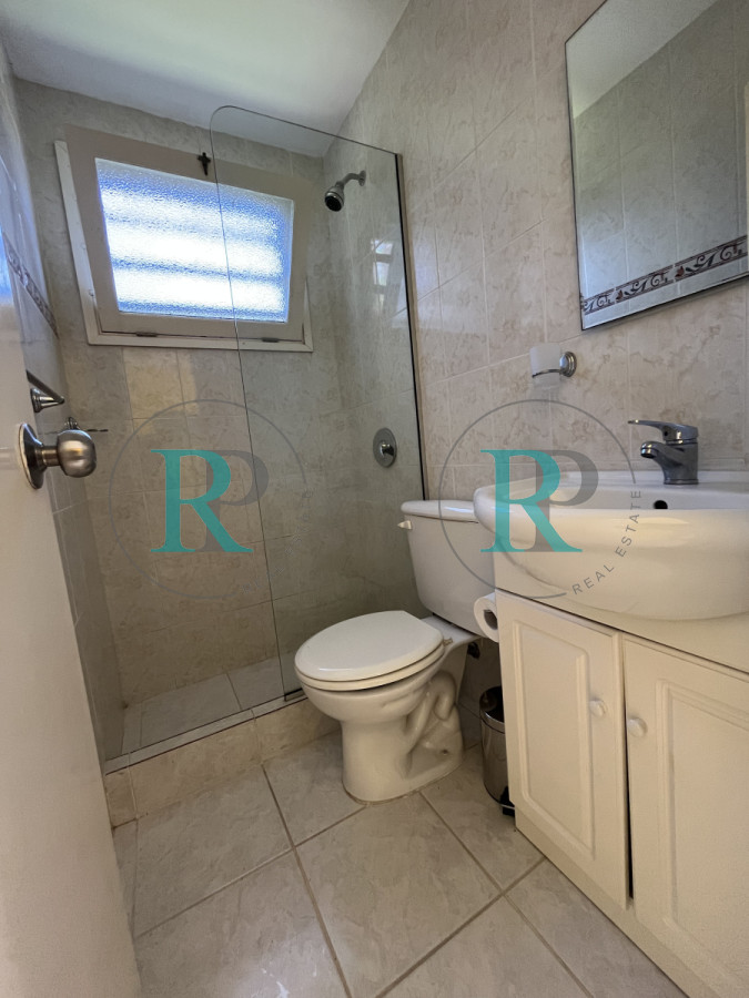 Casa ID.2183 - Casa en Playa Mansa, 5 dormitorios y 4 baños.