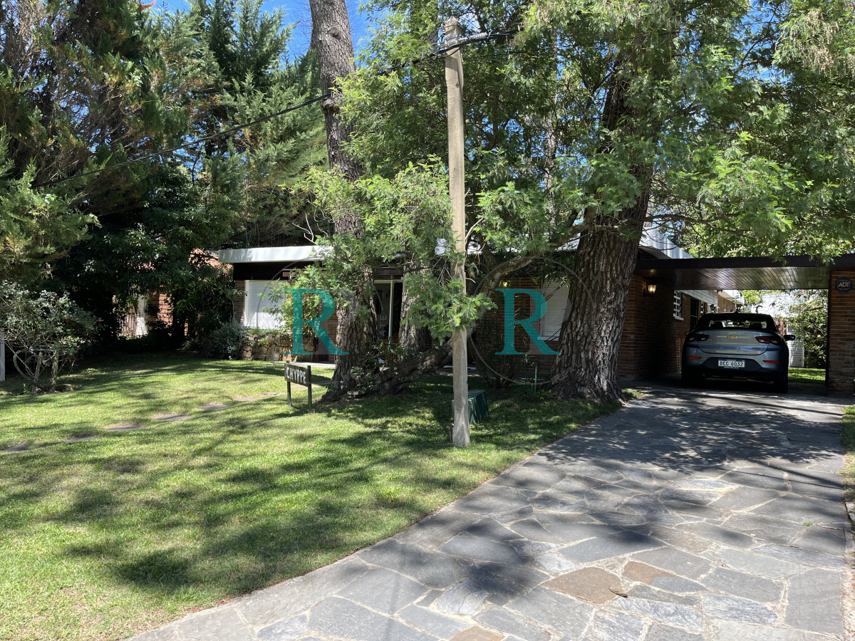 Casa ID.2183 - Casa en Playa Mansa, 5 dormitorios y 4 baños.