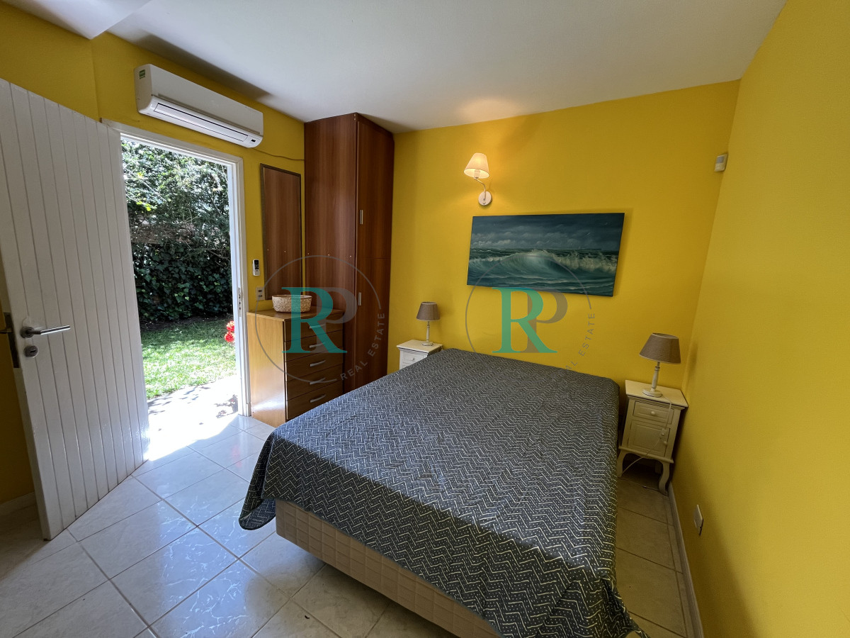 Casa ID.2183 - Casa en Playa Mansa, 5 dormitorios y 4 baños.