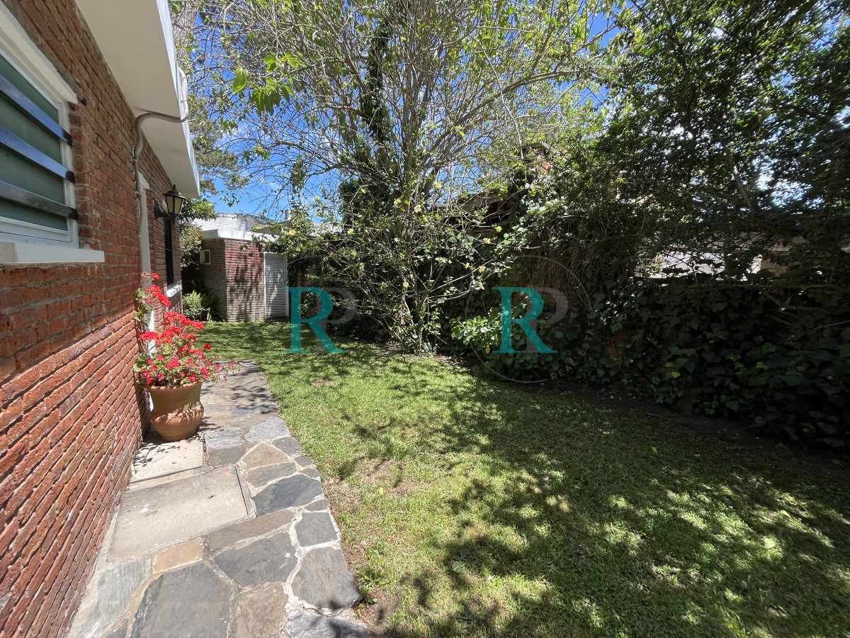Casa ID.2183 - Casa en Playa Mansa, 5 dormitorios y 4 baños.