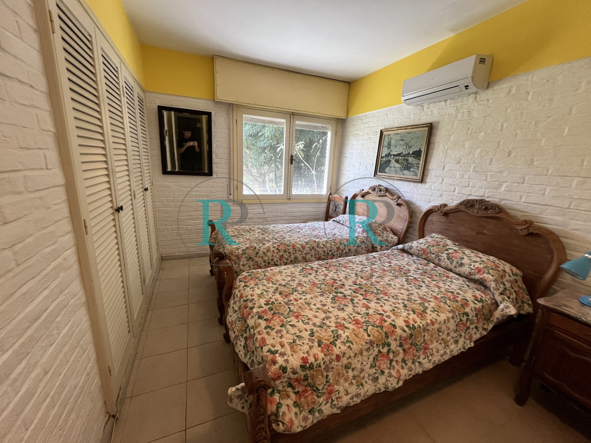 Casa ID.2183 - Casa en Playa Mansa, 5 dormitorios y 4 baños.