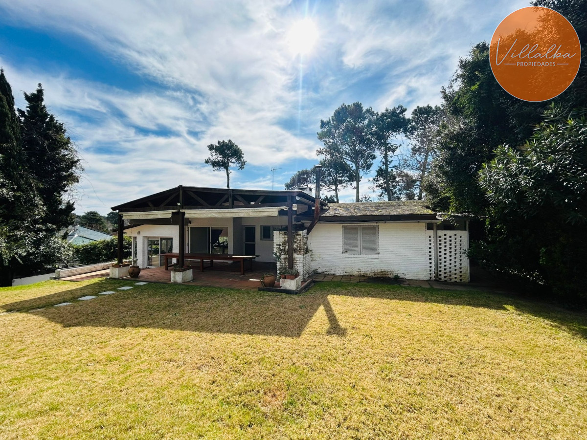 Casa ID.3236 - Casa En Venta, Zona Colegios. Jardines de Cordoba. Punta Del Este.