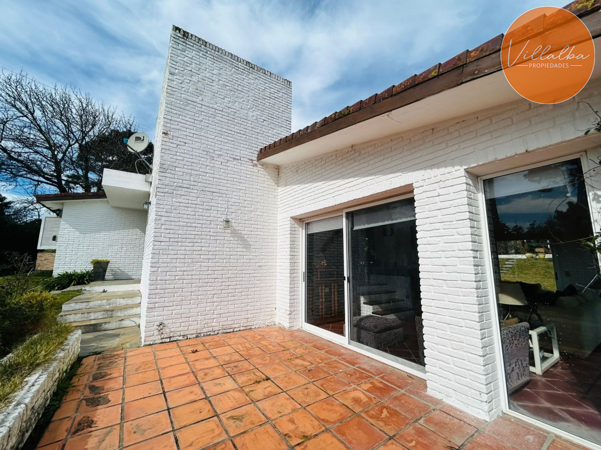 Casa ID.3236 - Casa En Venta, Zona Colegios. Jardines de Cordoba. Punta Del Este.