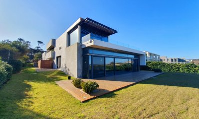 Casa de lujo en Venta y Alquiler, Barrio Privado, en primera línea, Manantiales
