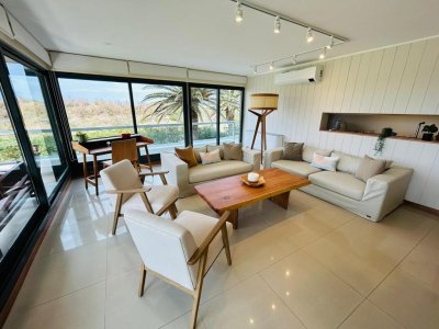 Apartamento en Alquiler, Playa Brava 3 dormitorios + servicio , Punta del Este