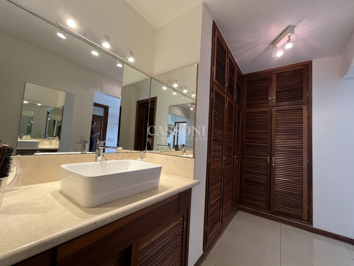 Apartamento ID.4238 - Espectacular planta 3 dormitorios frente al mar - Playa Mansa Punta Del Este.