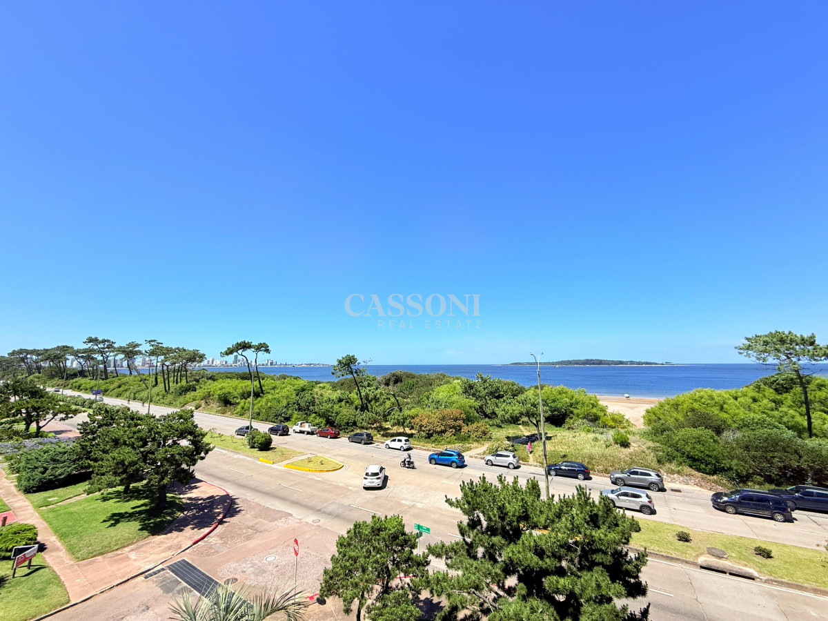 Apartamento ID.4043 - Apartamento con parrillero de 4 dormitorios frente al mar - Playa Mansa.