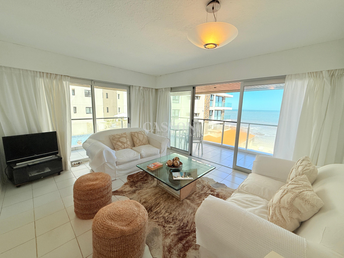 Apartamento ID.2528 - Cómoda y cálida planta de 3 dormitorios frente al mar.
