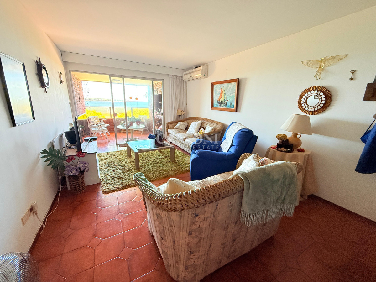 Apartamento ID.4043 - Apartamento con parrillero de 4 dormitorios frente al mar - Playa Mansa.