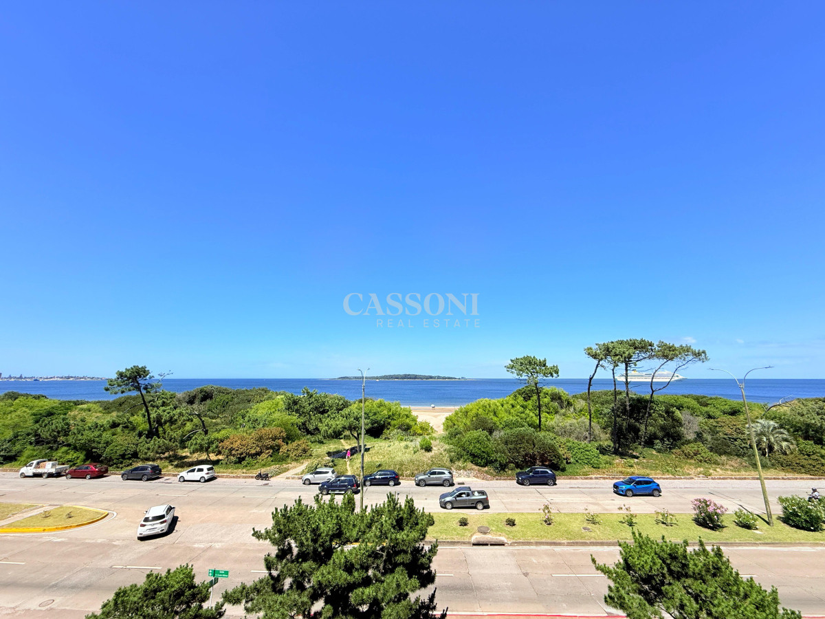 Apartamento ID.4043 - Apartamento con parrillero de 4 dormitorios frente al mar - Playa Mansa.